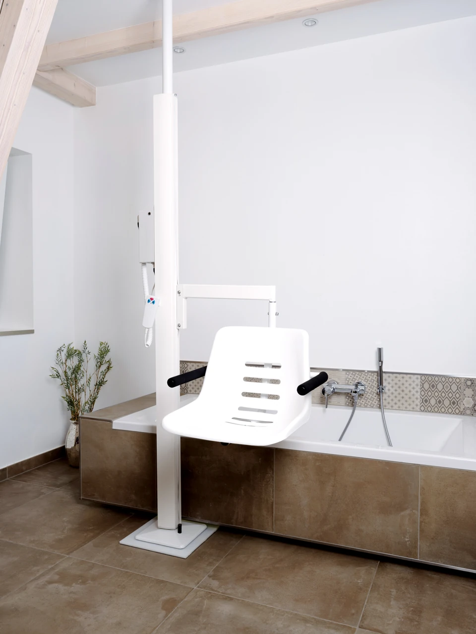 iDuMo Schwenklift an einer Badewanne