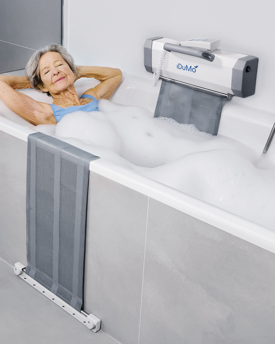 Seniorin nutzt den iDuMo Badelift in ihrer eigenen Badewanne